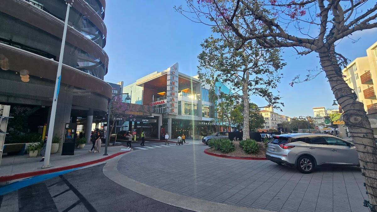 Cinemark Playa Vista and XD restaurant in Los Angeles - photo 5