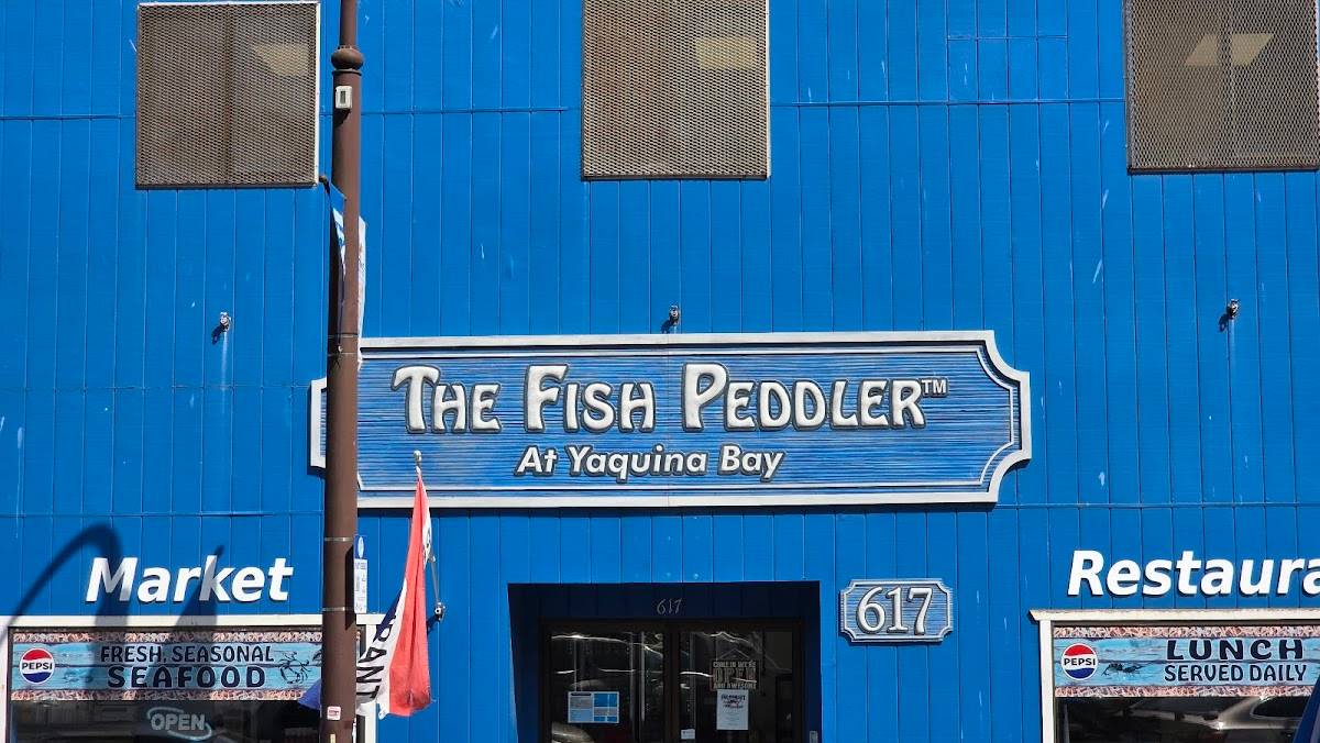 Fish Peddler's Market restaurant in Newport - photo 3
