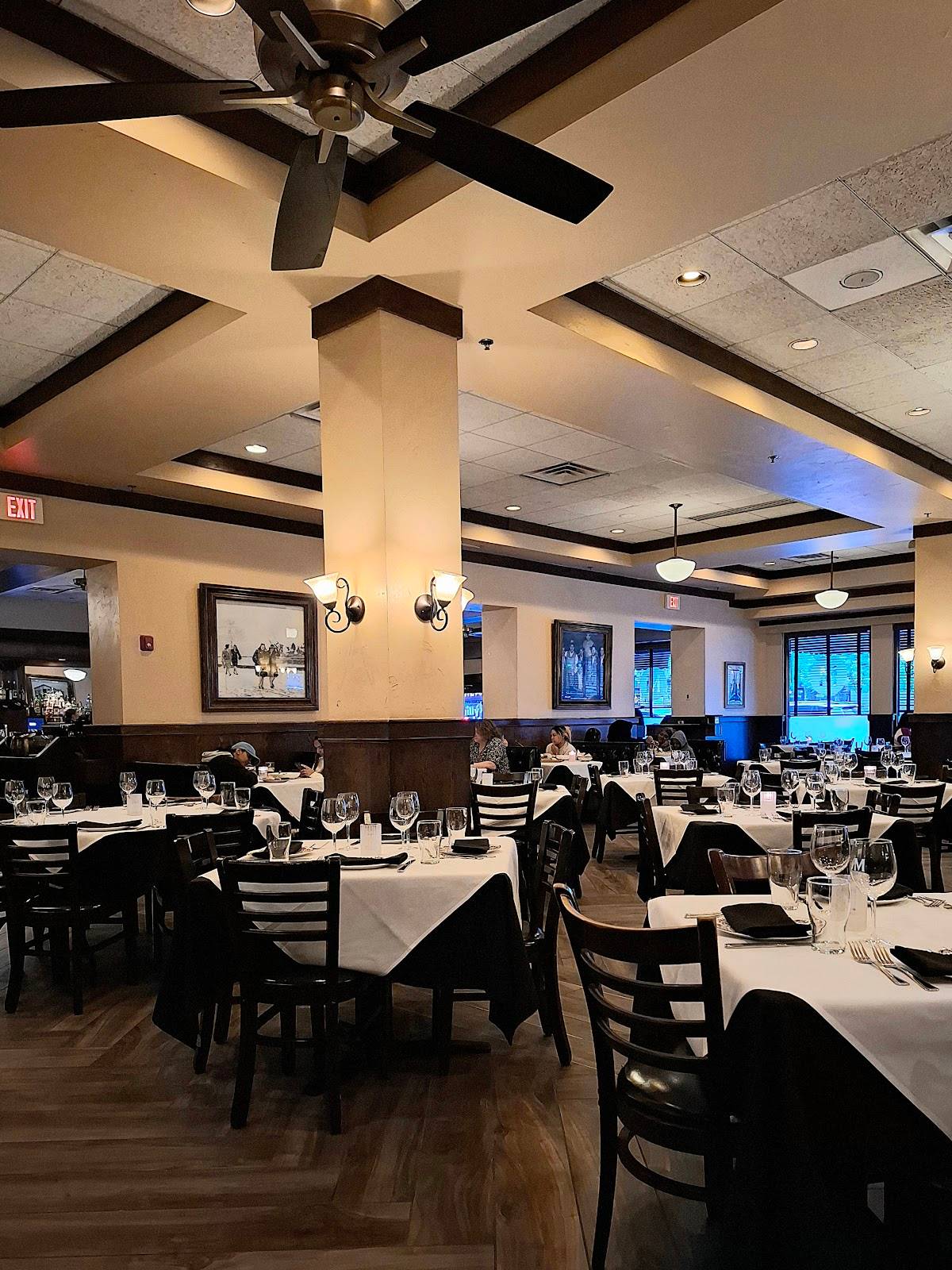 Maggiano's Little Italy restaurant in Philadelphia - photo 2