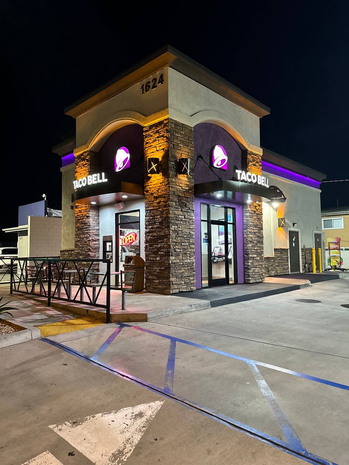 Taco Bell restaurant in Santa Monica - photo 3