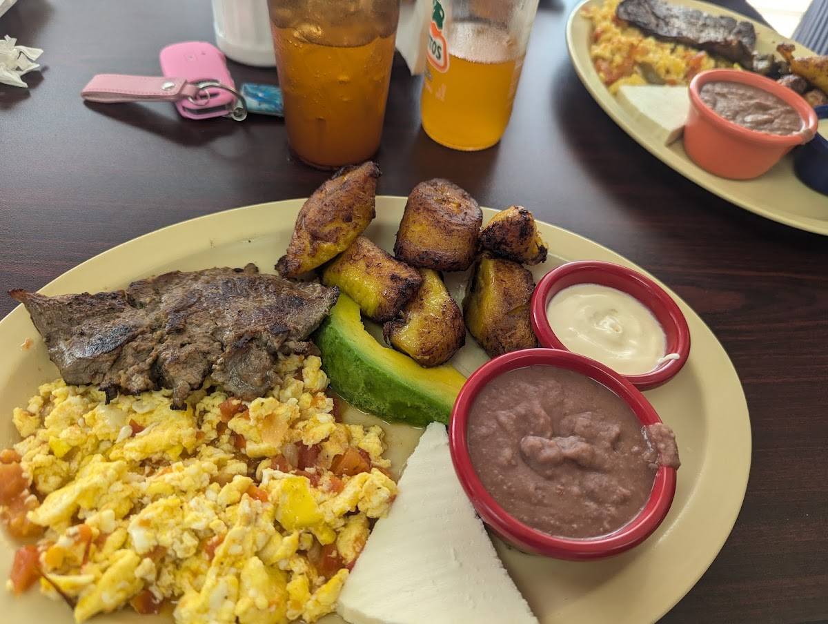 Jenni's Panaderia Salvadoreña restaurant in Homestead - photo 5