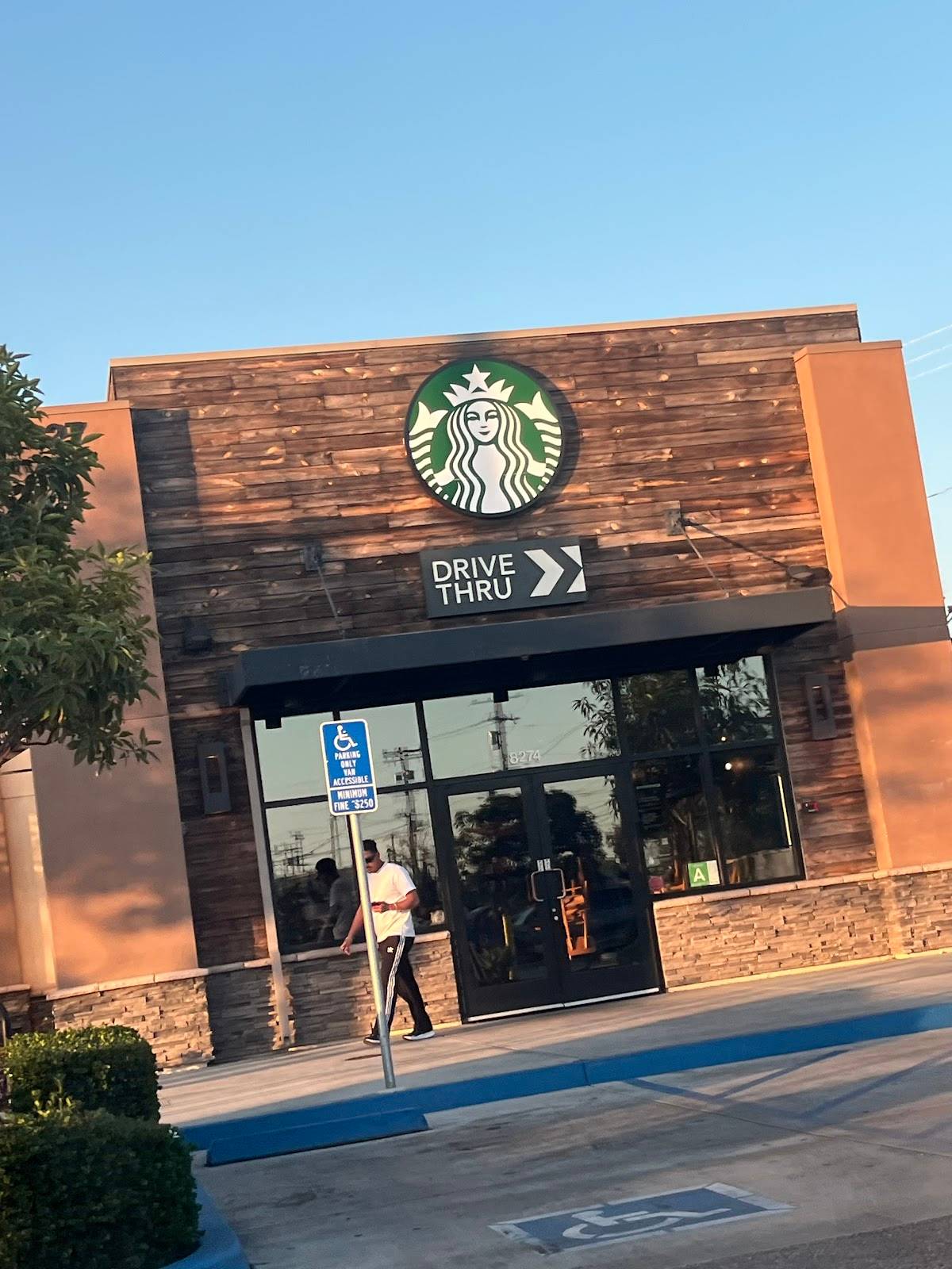 Starbucks restaurant in Los Angeles - photo 3