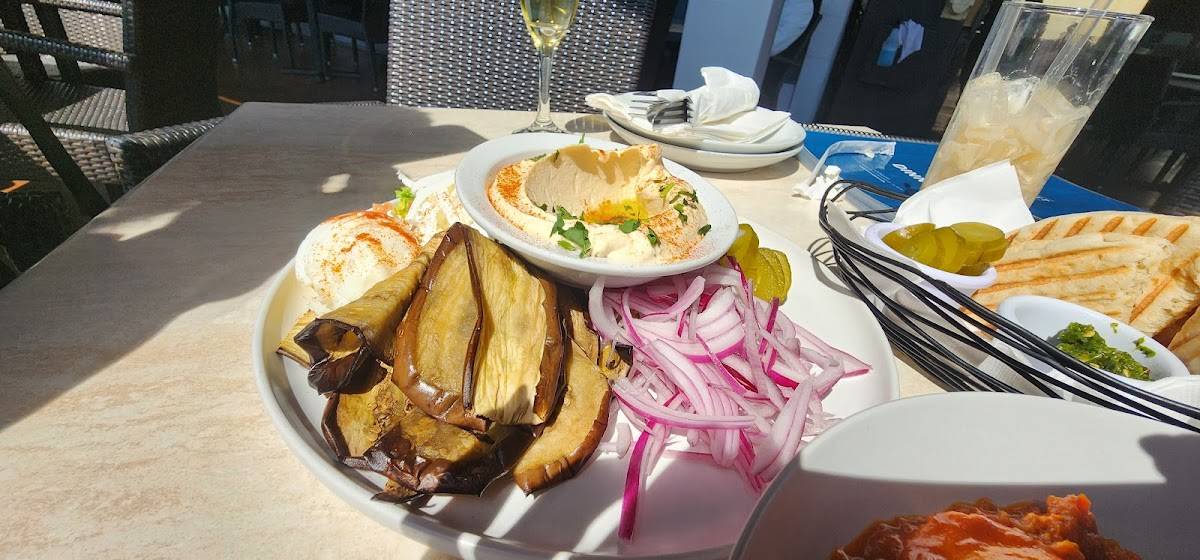 Aroma Sunset Bar and Grill restaurant in Los Angeles - photo 3