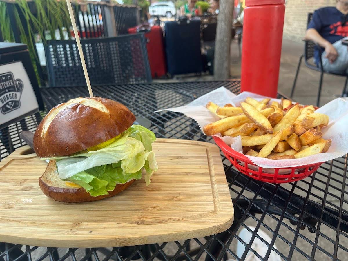 Butcher & The Burger restaurant in Chicago - photo 4