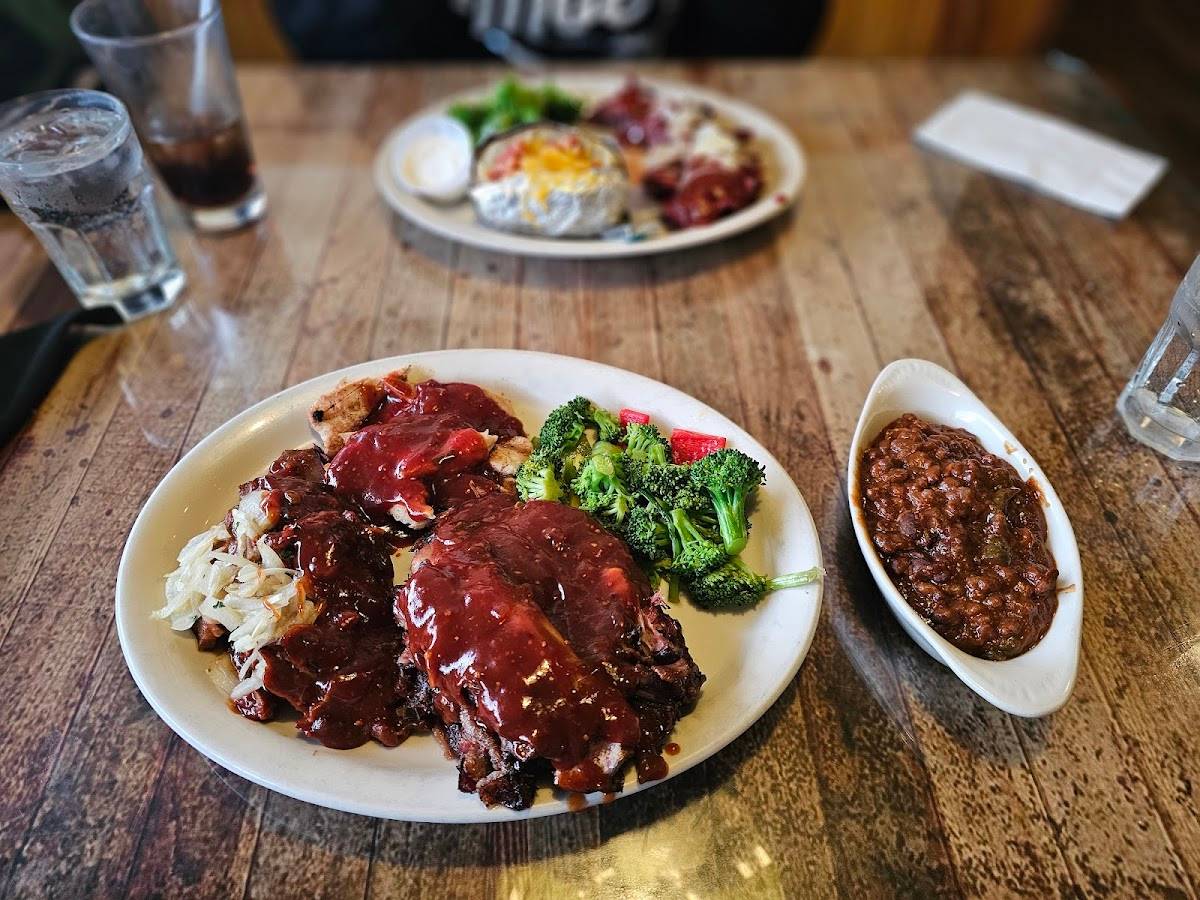 Crossroads BBQ Pit & Pub restaurant in Prineville - photo 2
