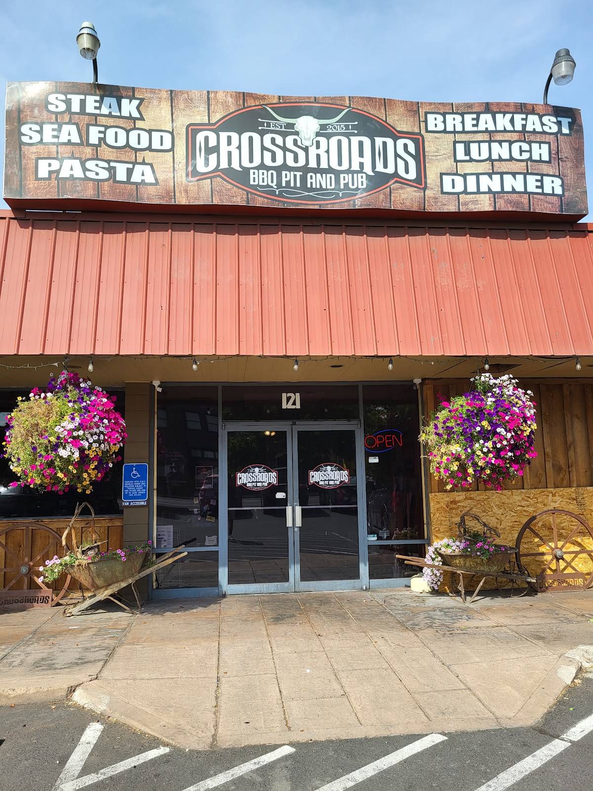Crossroads BBQ Pit & Pub restaurant in Prineville - photo 3
