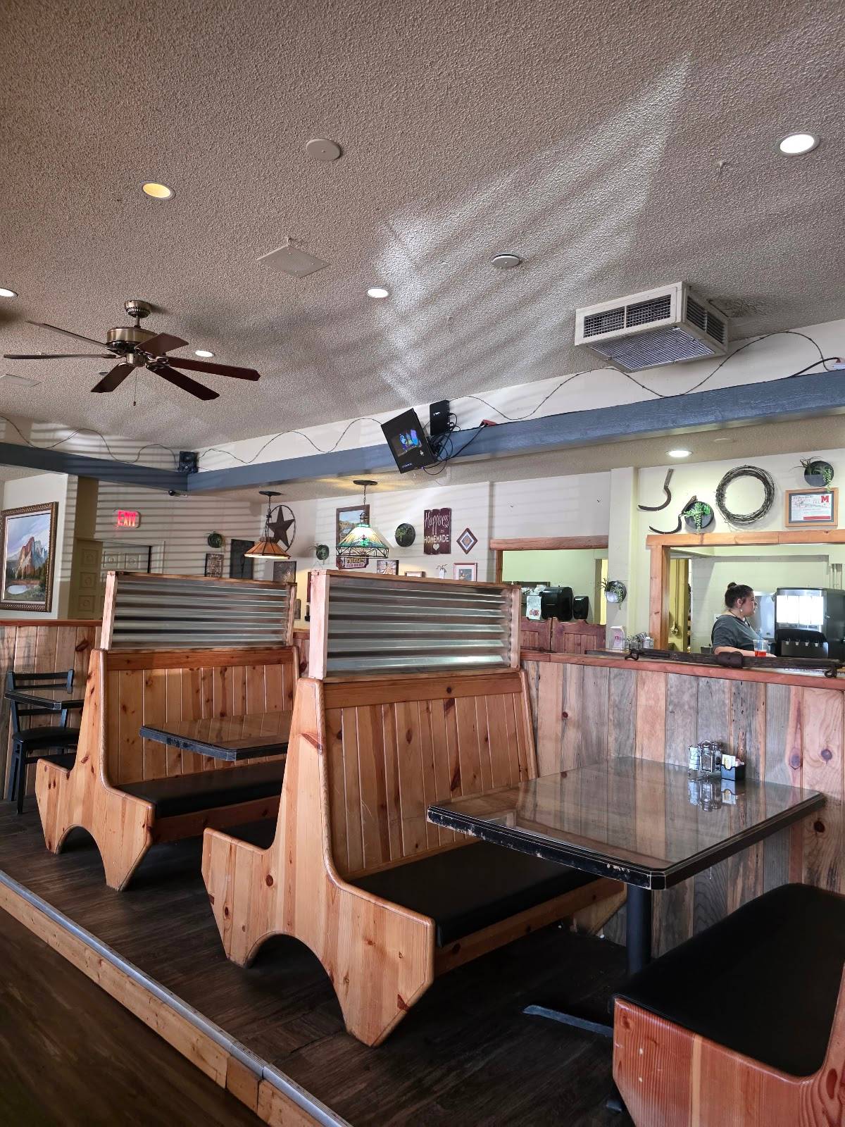 Crossroads BBQ Pit & Pub restaurant in Prineville - photo 5