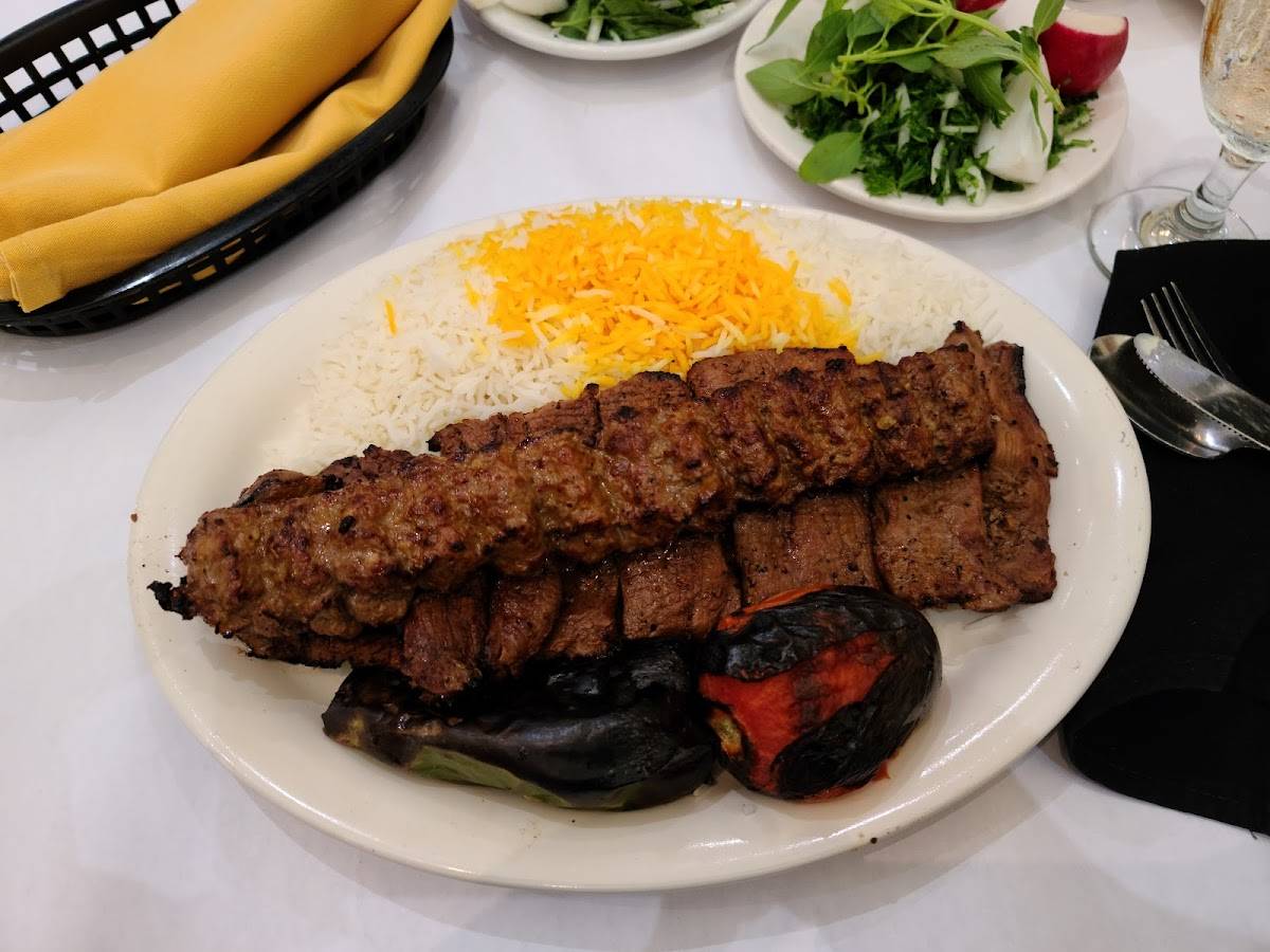 Raffi's Place restaurant in Glendale - photo 2