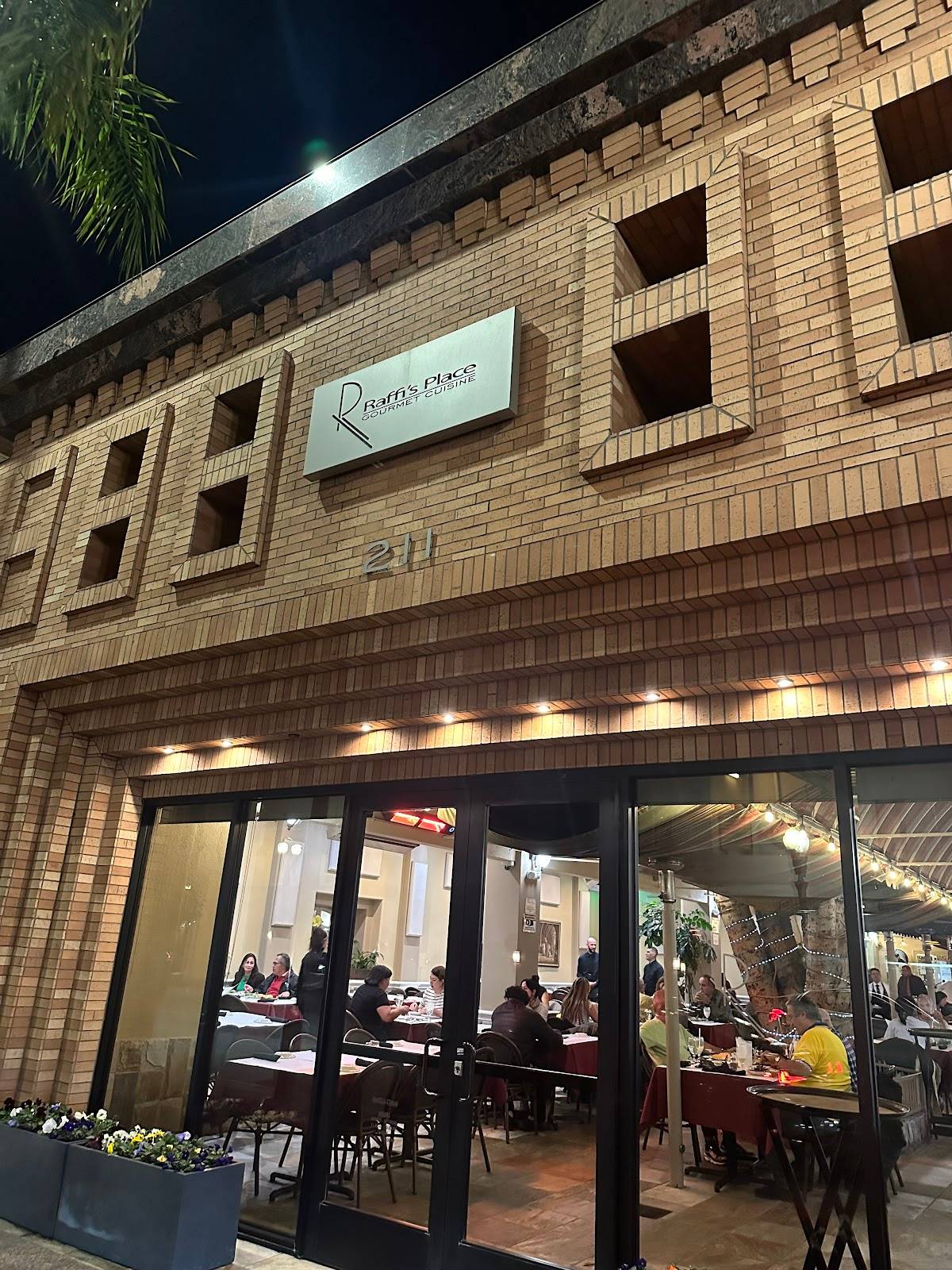 Raffi's Place restaurant in Glendale - photo 4