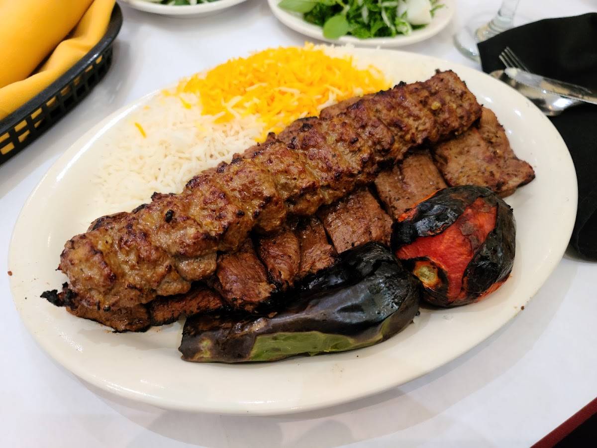 Raffi's Place restaurant in Glendale - photo 5