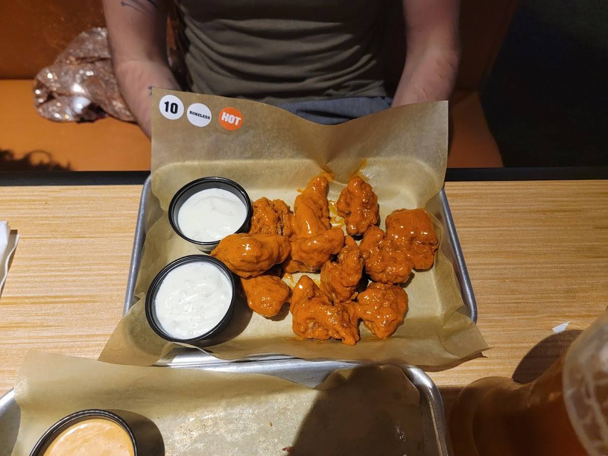 Buffalo Wild Wings restaurant in Chicago - photo 4