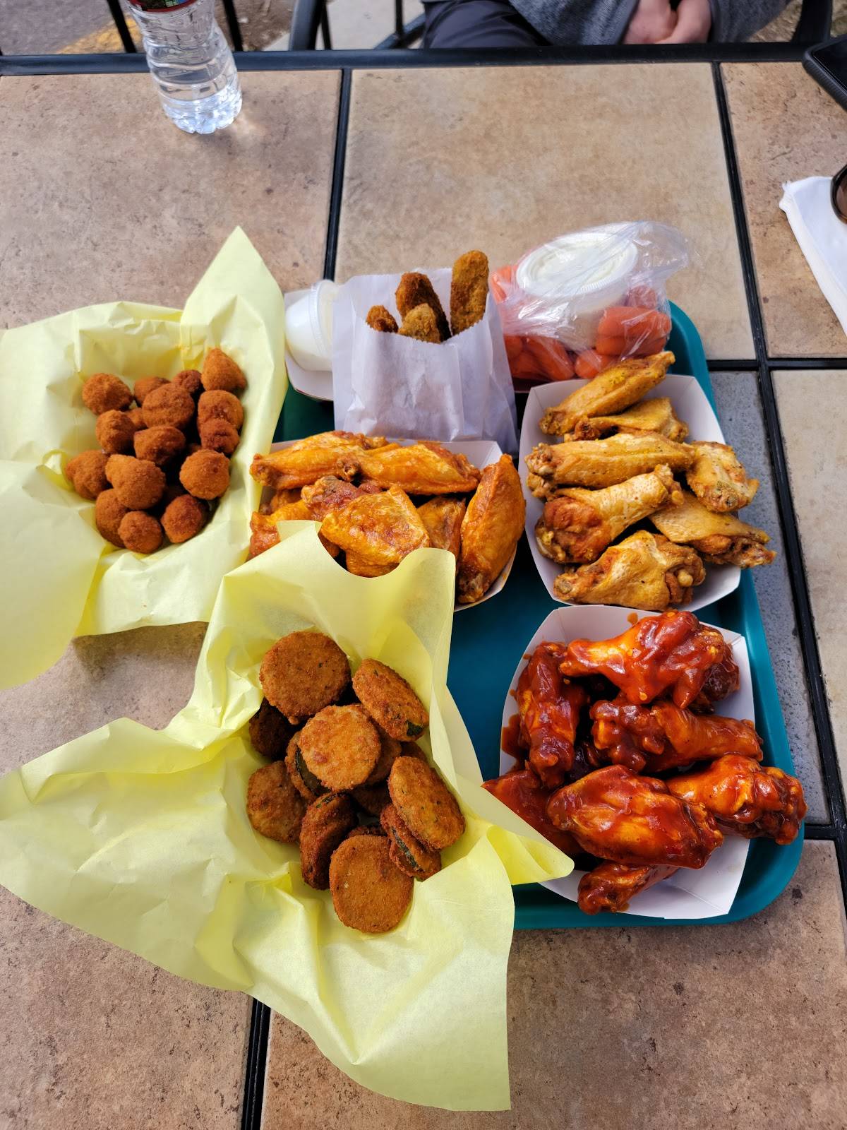Willy's Wings restaurant in Morrison - photo 2