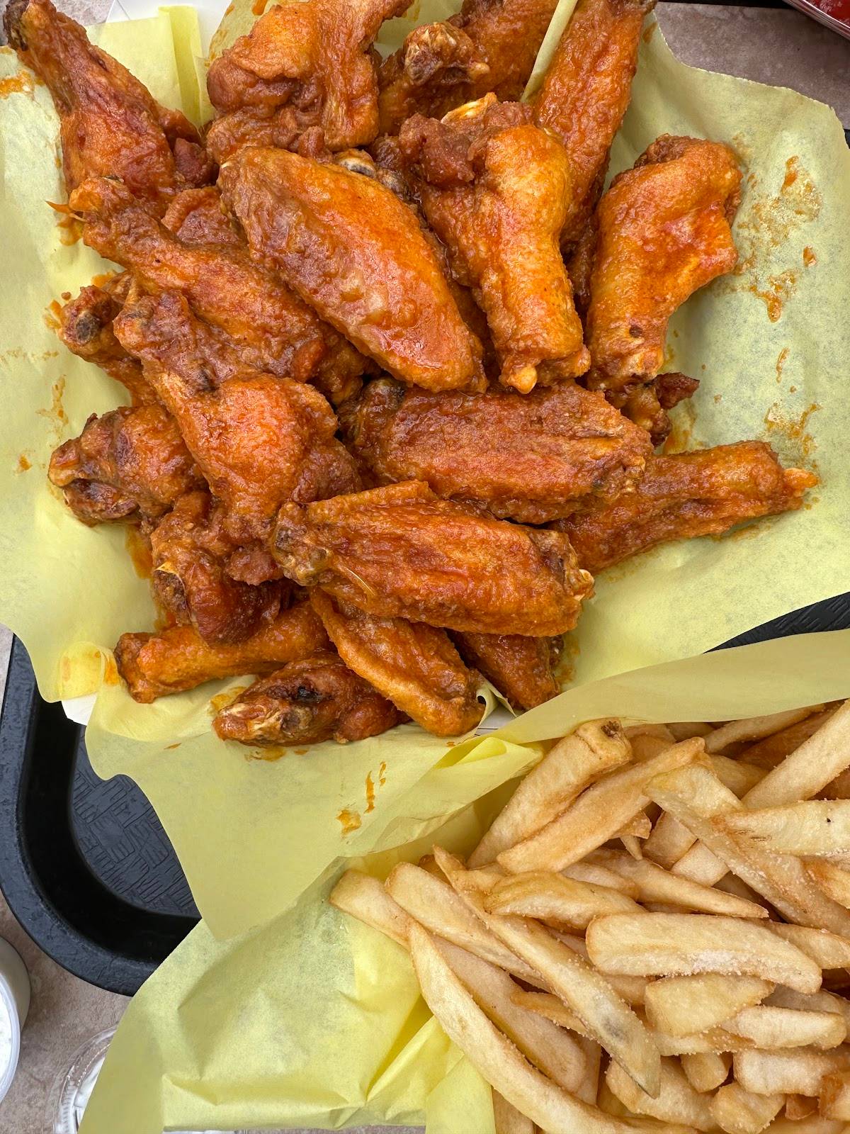 Willy's Wings restaurant in Morrison - photo 4