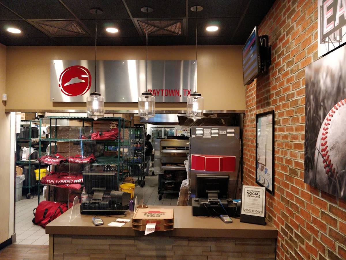 Pizza Hut restaurant in Baytown - photo 4