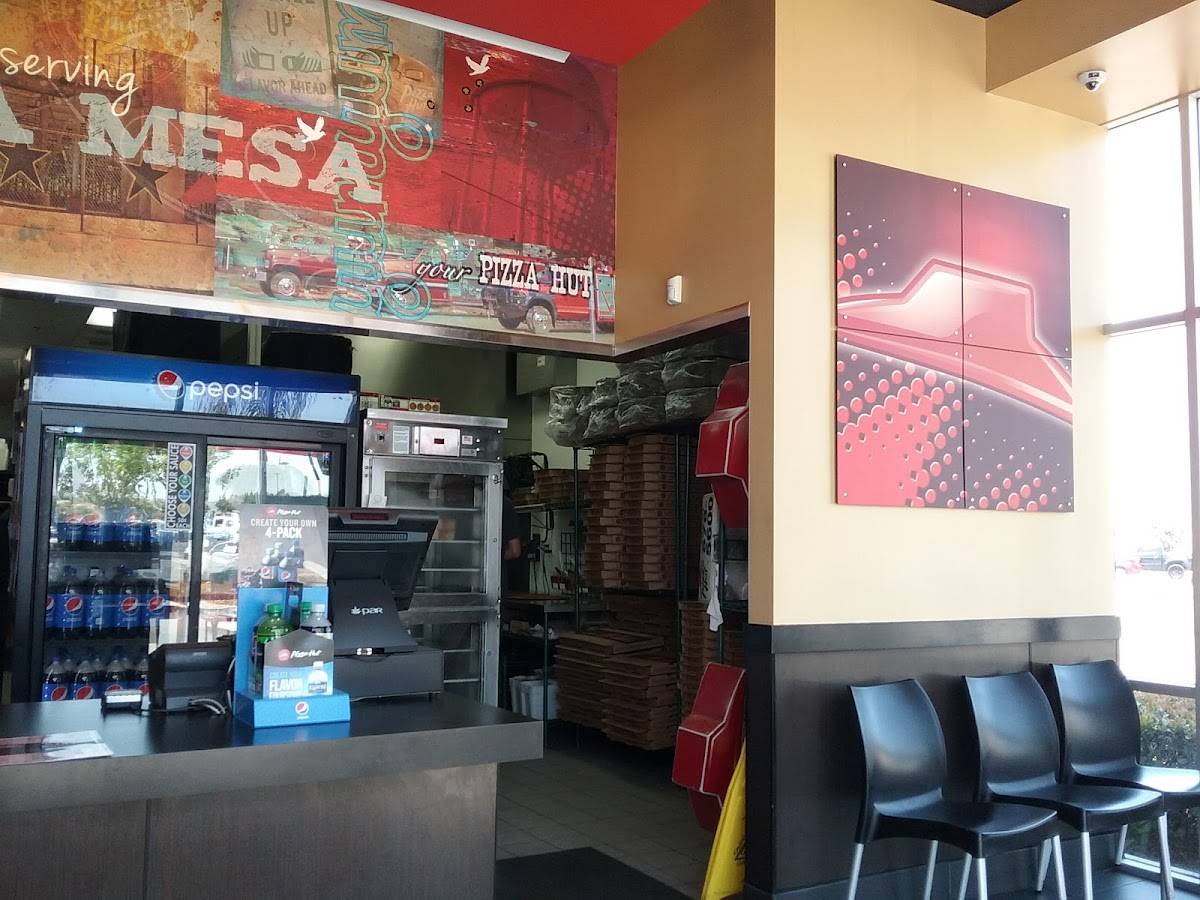 Pizza Hut restaurant in San Diego - photo 4