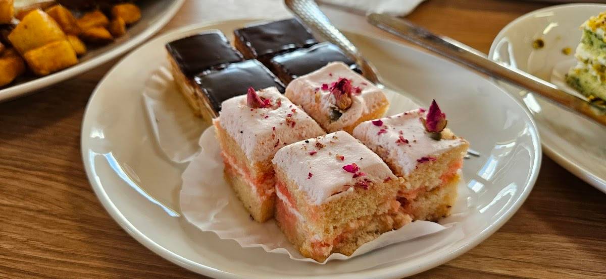 Arnie's Bakery & Cafe restaurant in Los Angeles - photo 5