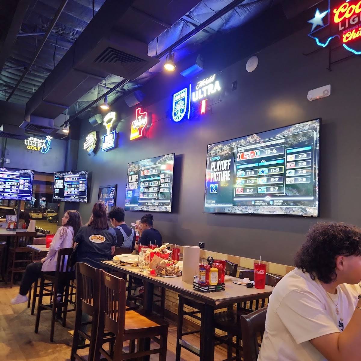 Chili's Grill & Bar restaurant in Austin - photo 3