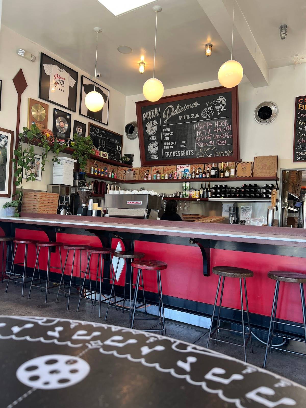 Delicious Pizza restaurant in Los Angeles - photo 3
