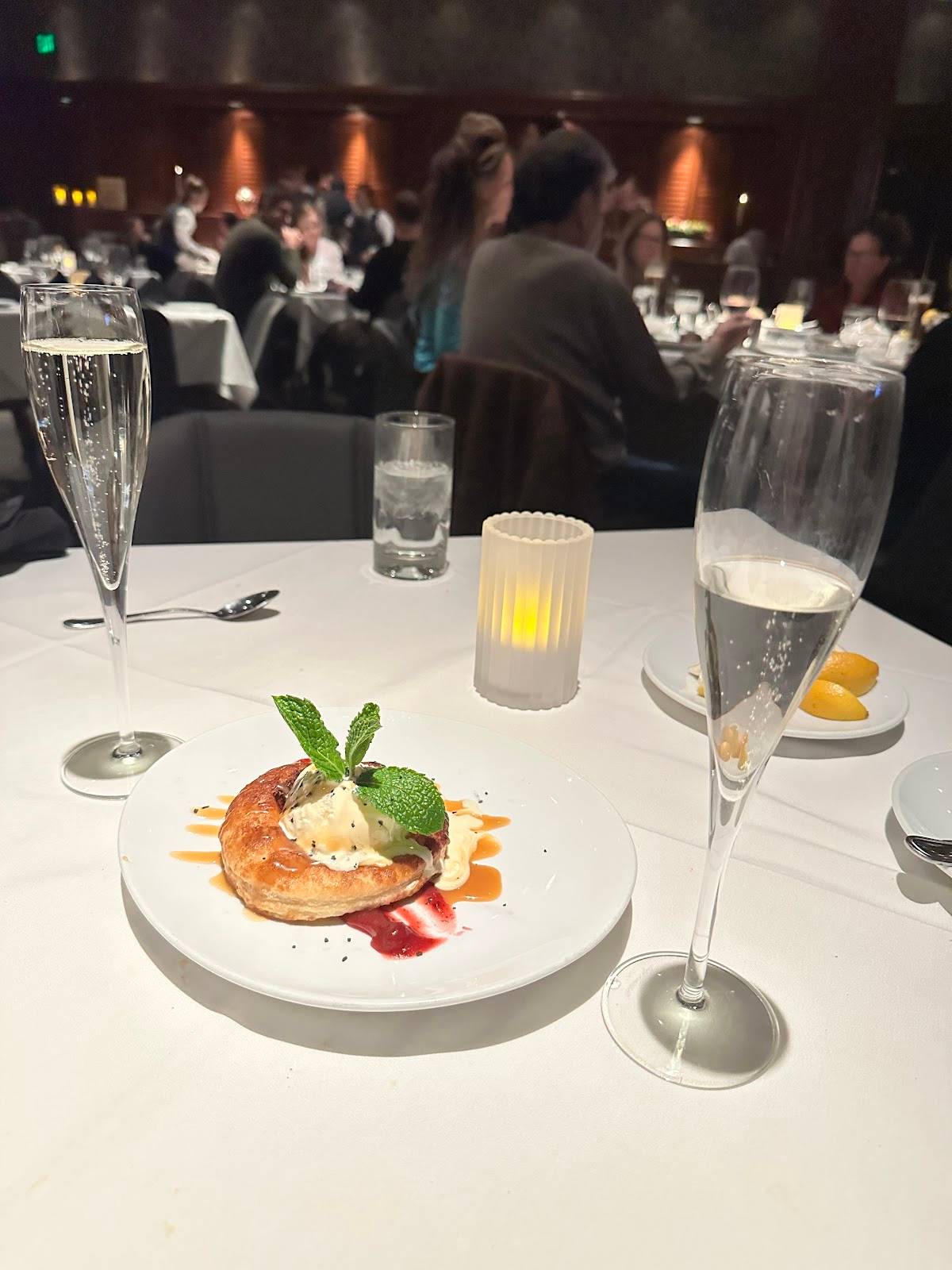 Fleming’s Prime Steakhouse & Wine Bar restaurant in Englewood - photo 4