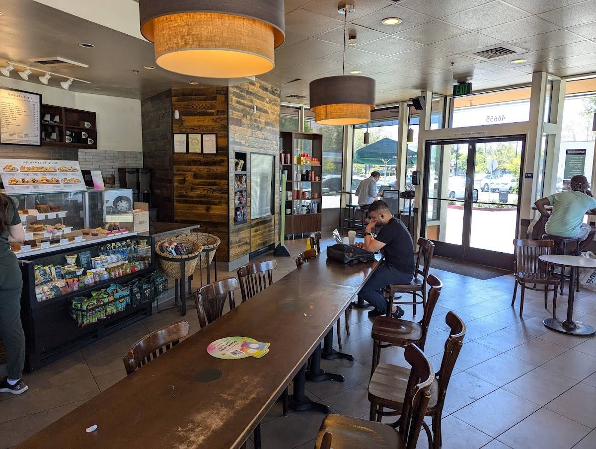Starbucks restaurant in Fremont - photo 3