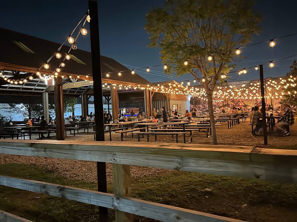 Moon Tower Inn restaurant in Houston - photo 4