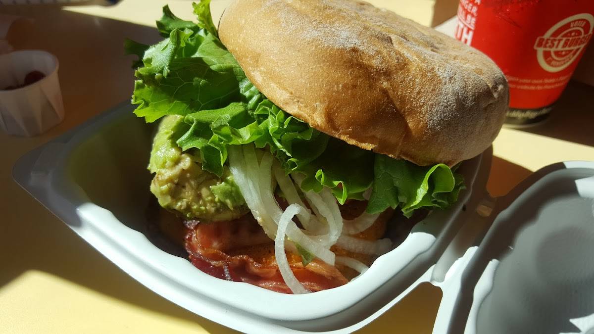 Teddy's Bigger Burgers restaurant in Kailua - photo 2