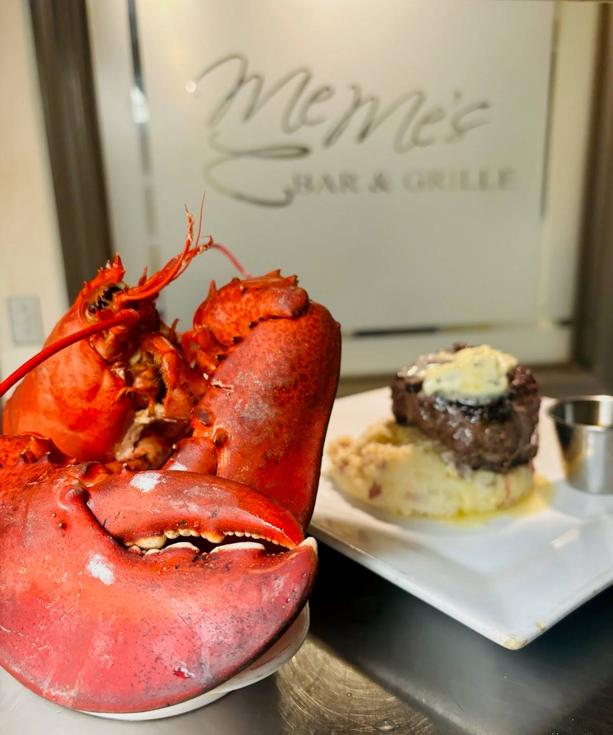 MeMe's Bar & Grille restaurant in Chalmette - photo 4