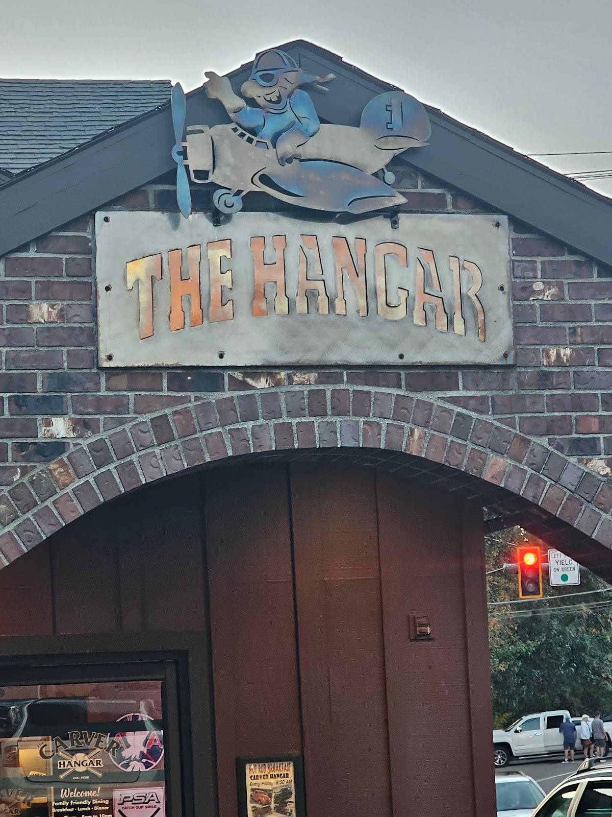 Carver Hangar restaurant in Boring - photo 3