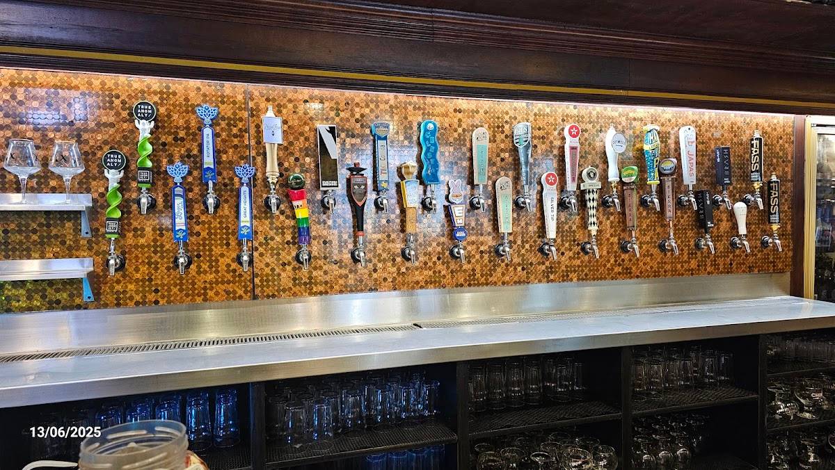 Flying Saucer Draught Emporium restaurant in Houston - photo 2