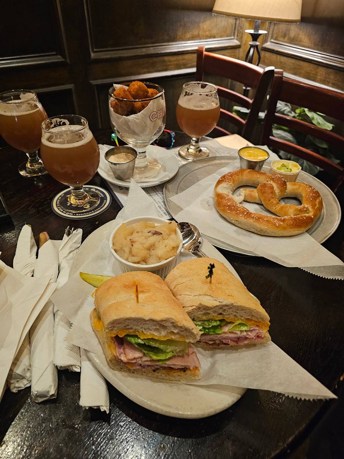 Flying Saucer Draught Emporium restaurant in Houston - photo 4