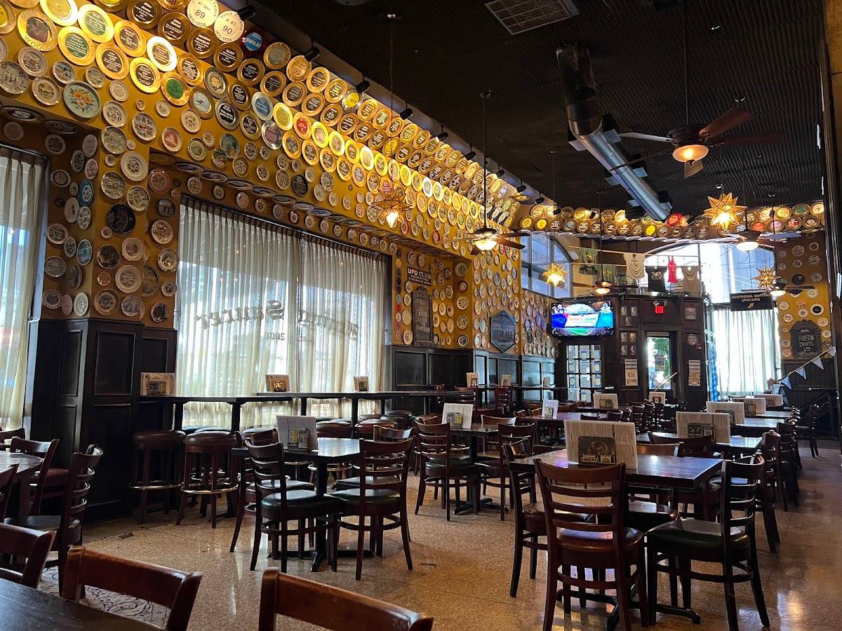 Flying Saucer Draught Emporium restaurant in Houston - photo 5
