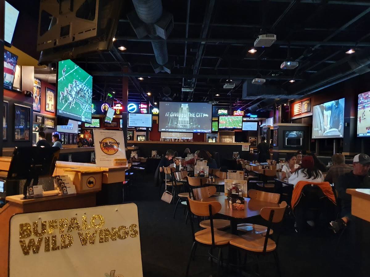 Buffalo Wild Wings restaurant in Tualatin - photo 3