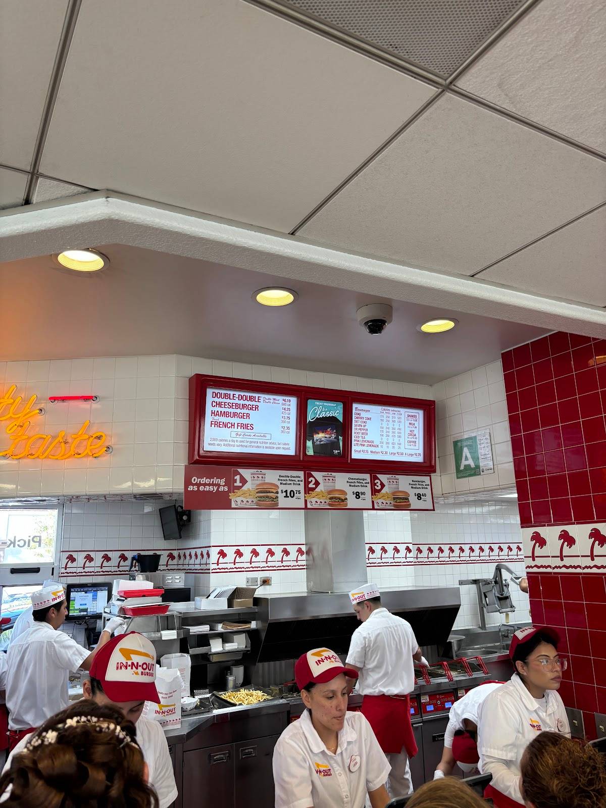 In-N-Out Burger restaurant in Huntington Park - photo 4