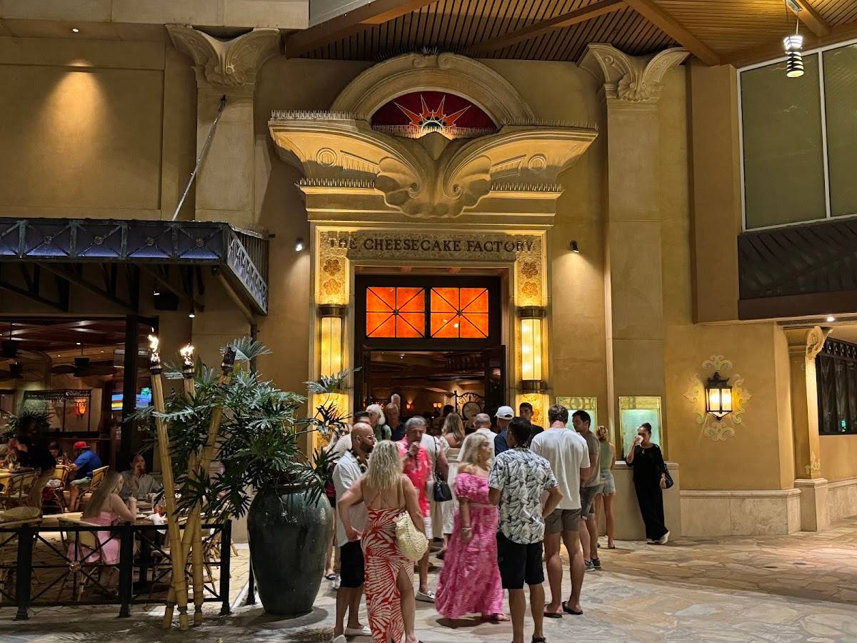 The Cheesecake Factory restaurant in Honolulu - photo 4