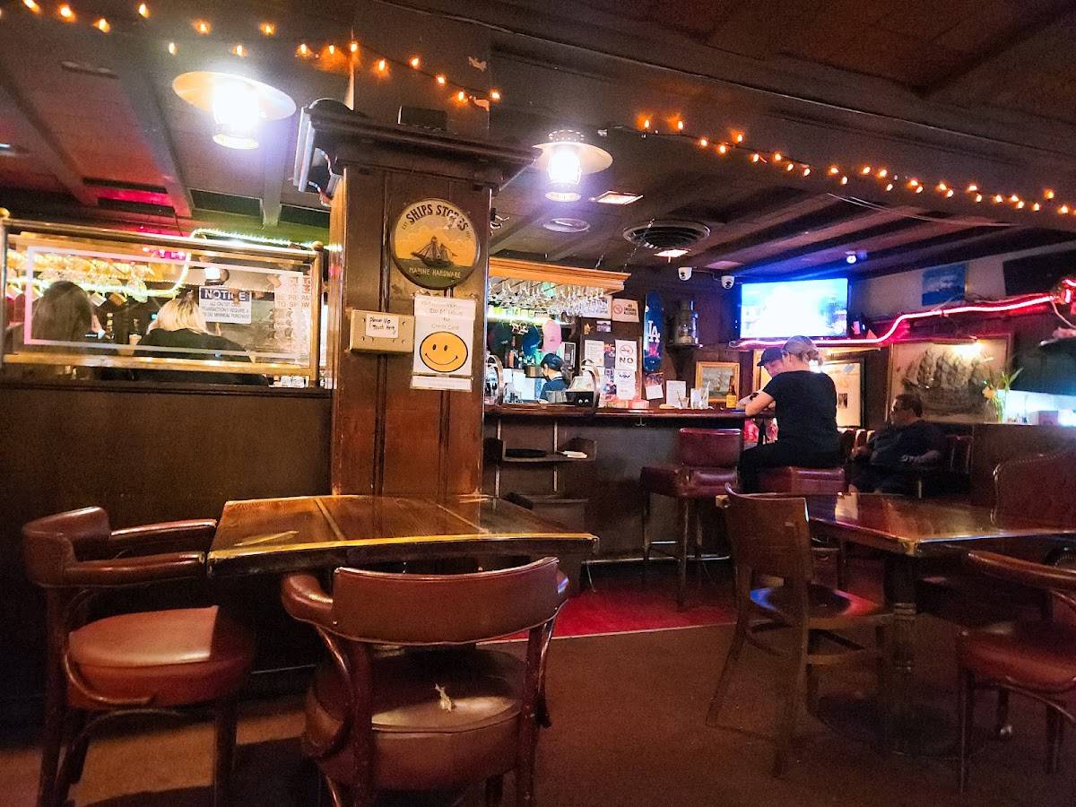 HMS Bounty restaurant in Los Angeles - photo 3