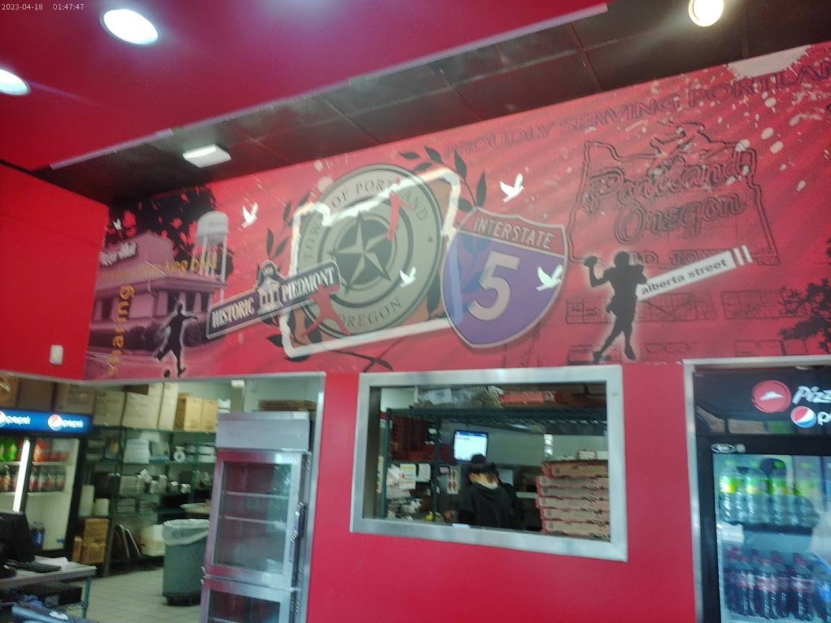 Pizza Hut restaurant in Portland - photo 4