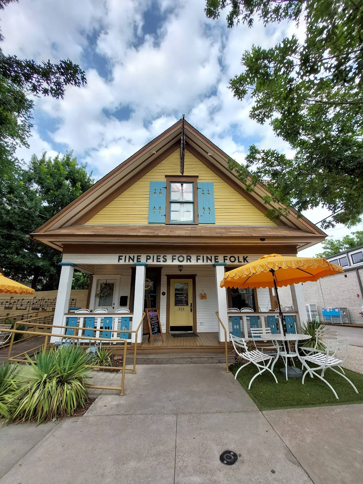 Emporium Pies restaurant in Dallas - photo 4