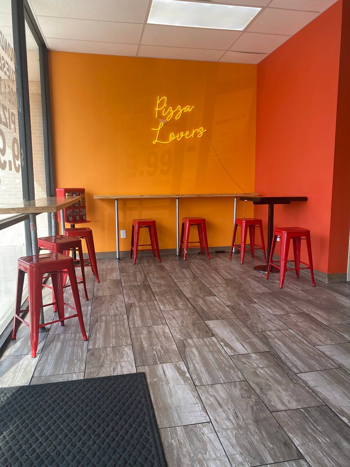 Manny's Pizza Wings & Pasta restaurant in Houston - photo 5
