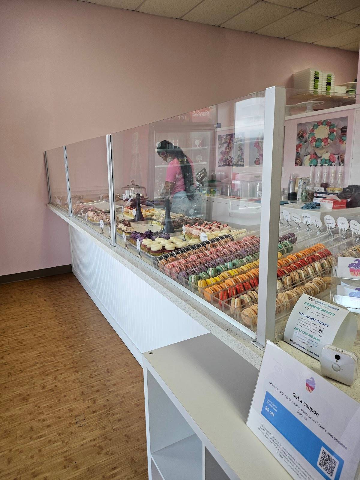CUPCAKES, BOOM! restaurant in Hilo - photo 3