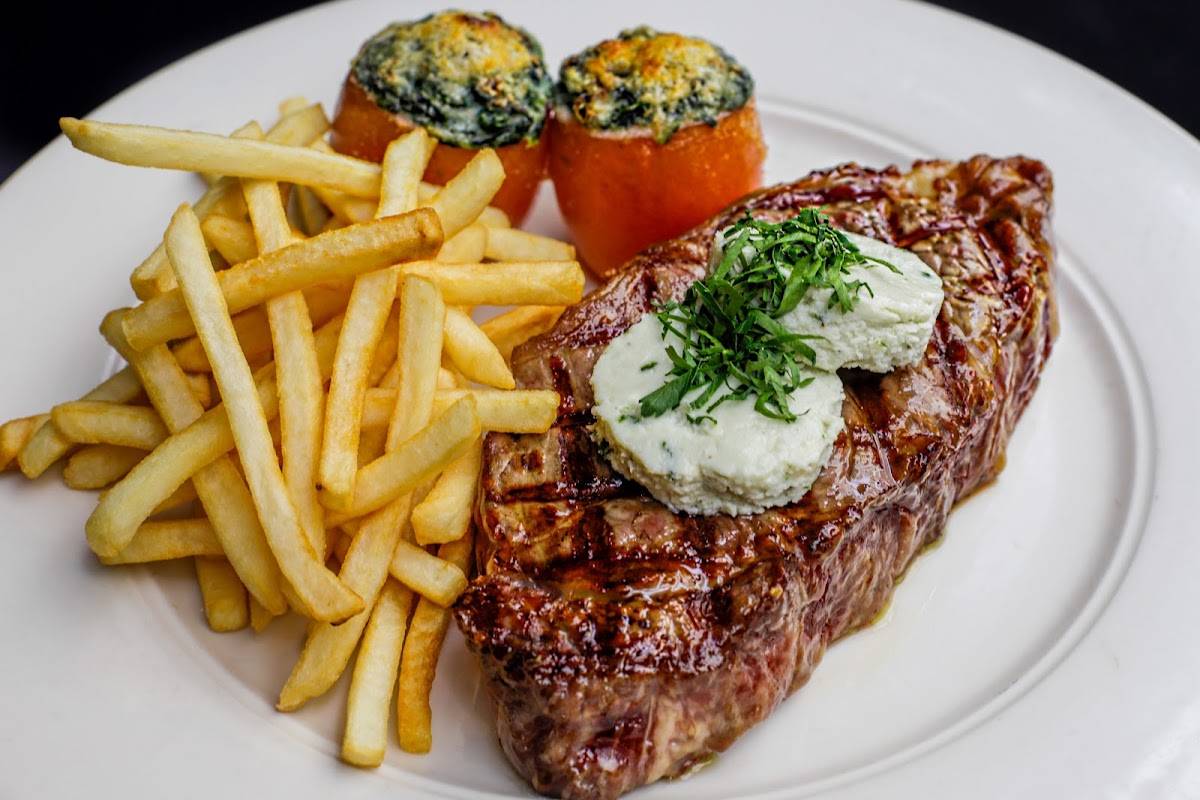 The Buffalo Club restaurant in Santa Monica - photo 2
