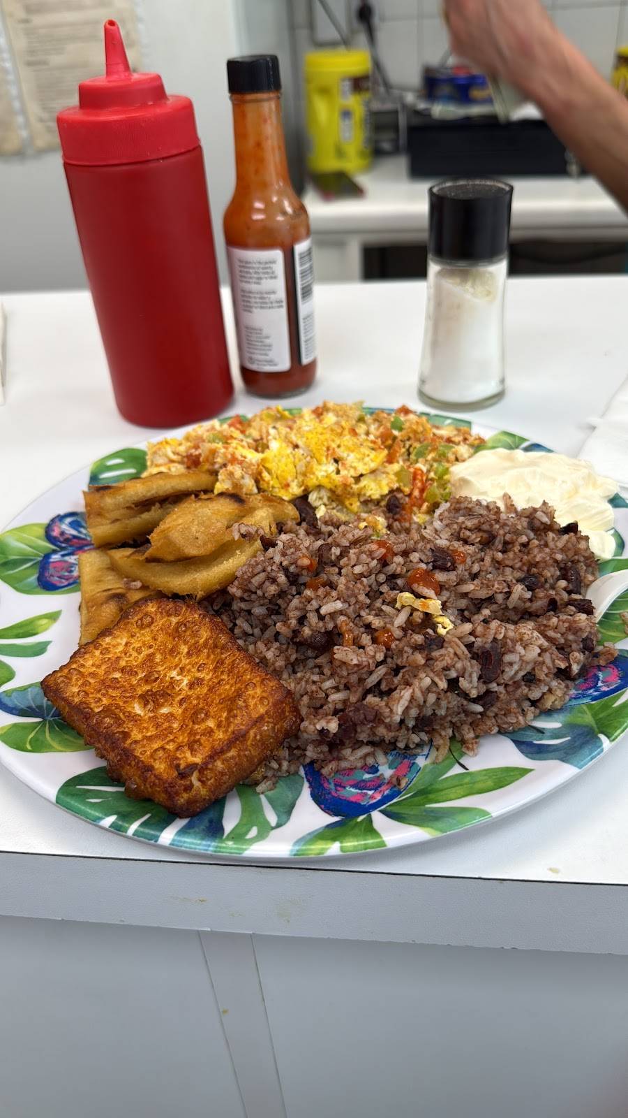 GUEMBO'S AND GRILL restaurant in Miami - photo 5