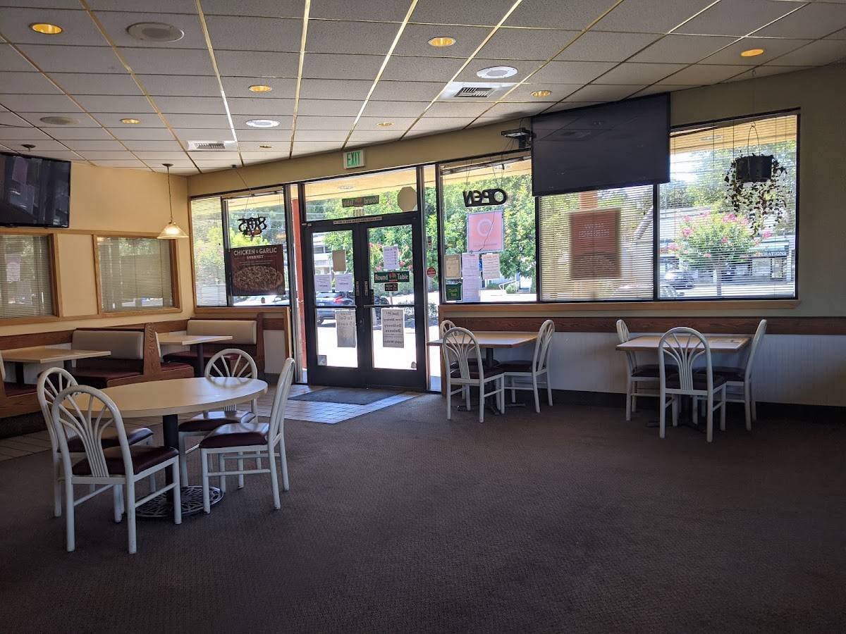 Round Table Pizza restaurant in Sacramento - photo 4