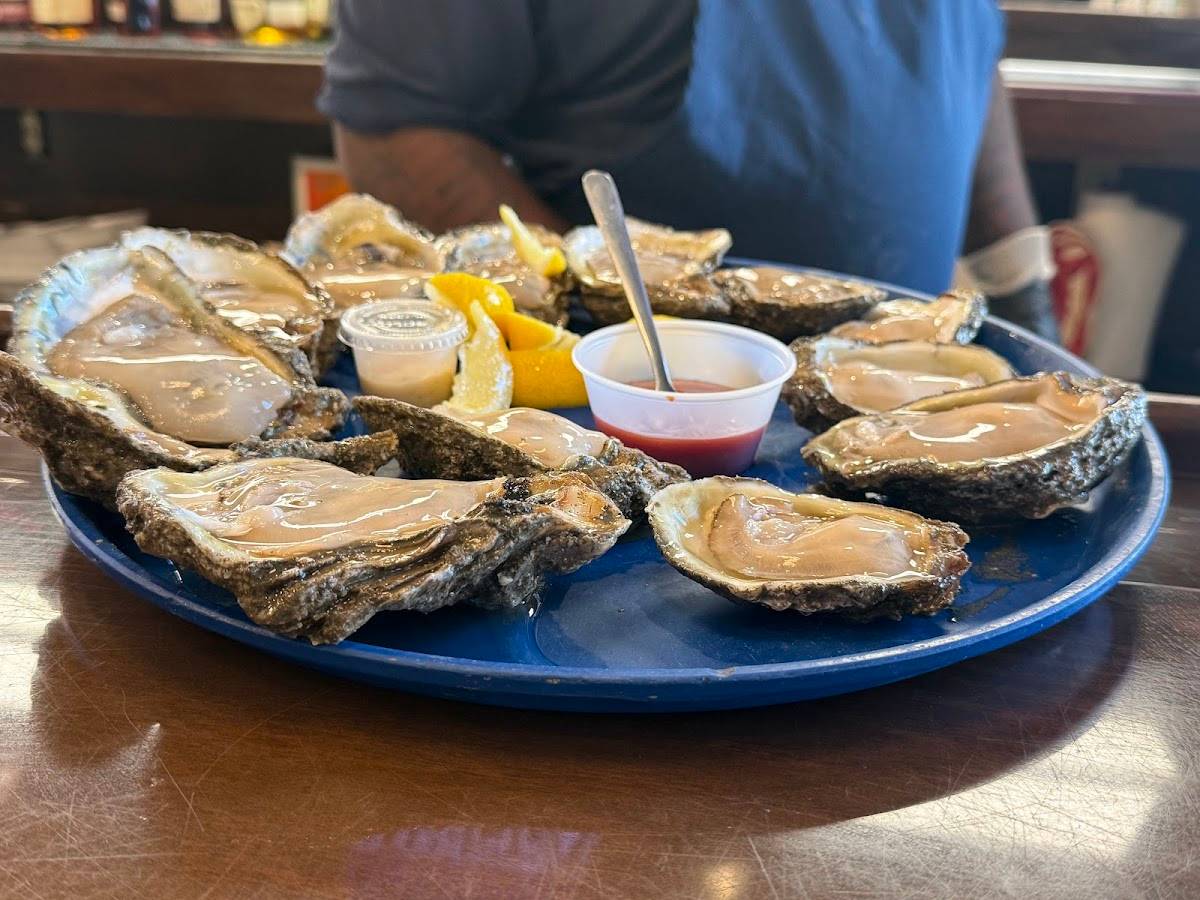 Harbor Seafood & Oyster Bar restaurant in Kenner - photo 4