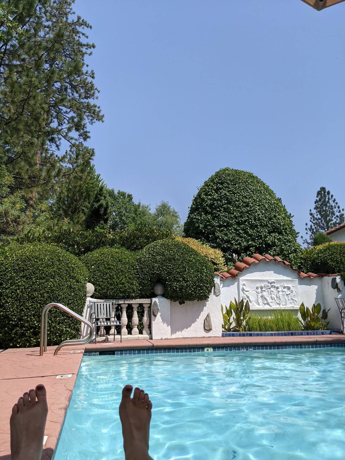Chateau du Sureau restaurant in Oakhurst - photo 3