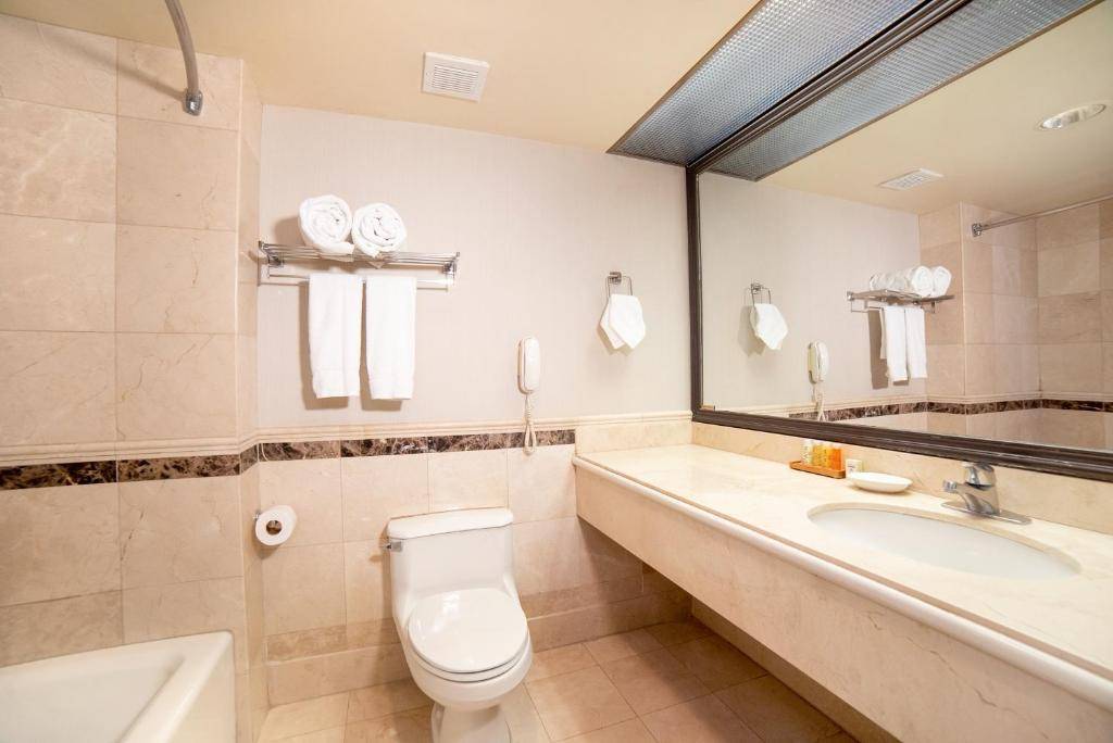 Oxford Palace Hotel restaurant in Los Angeles - photo 3