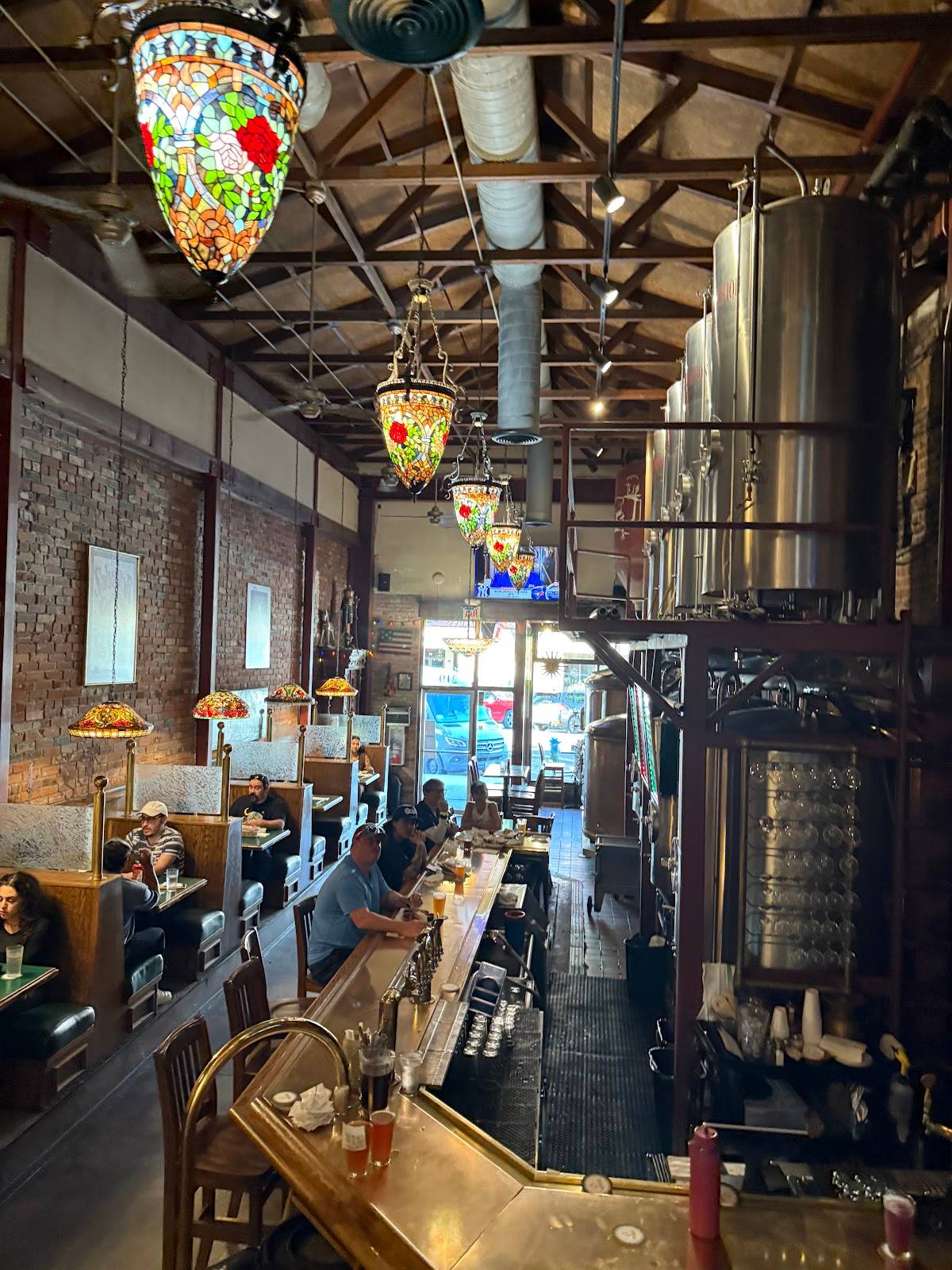 Brewbakers Brewing Co restaurant in Visalia - photo 3