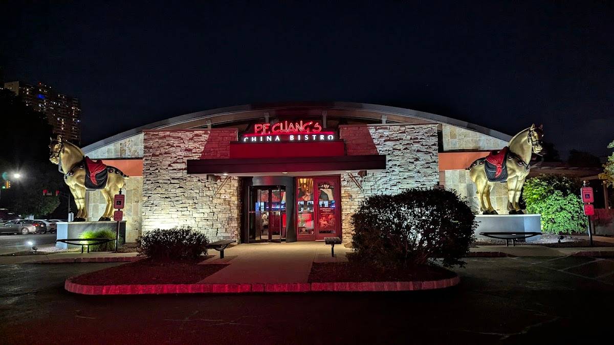 P.F. Chang's restaurant in West New York - photo 5