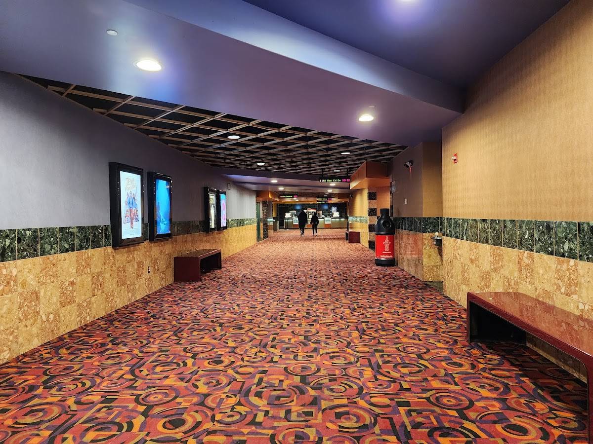 Cinemark Century Rio Plex 24 and XD restaurant in Albuquerque - photo 3