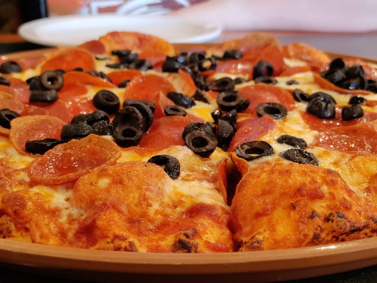 Round Table Pizza restaurant in Garden Grove - photo 3