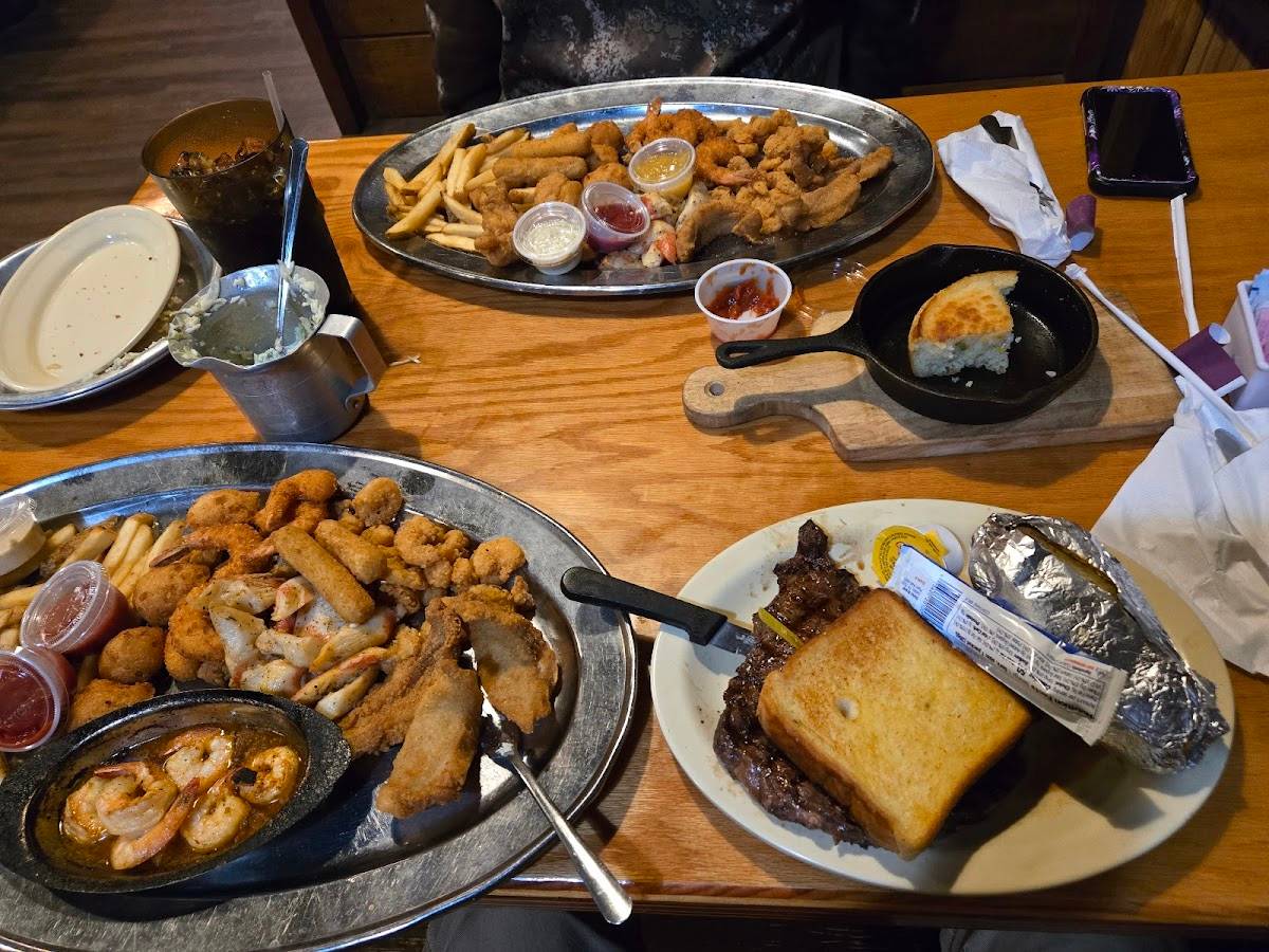 Top O' The River restaurant in Guntersville - photo 4